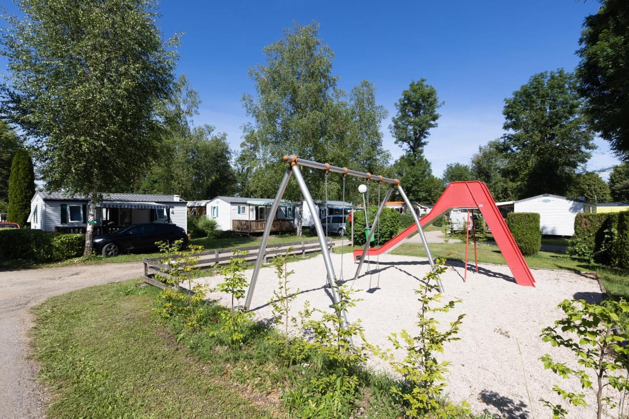 ホテル Camping Les Pecheurs Pont-de-Poitte エクステリア 写真